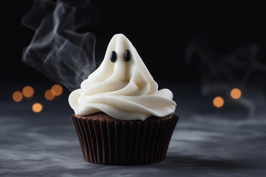 Cupcakes fantasma sin azúcar esponjosos de chocolate con topping de crema — receta Halloween AluSweet