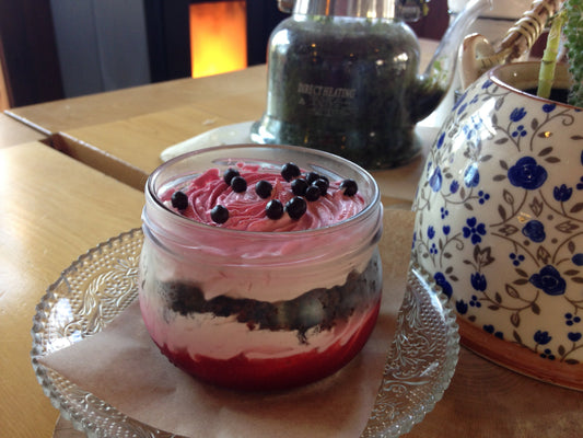 Mousse chocolatado sin azúcar con bizcocho y berries hecho con AluSweet Alulosa — postre cremoso y esponjoso