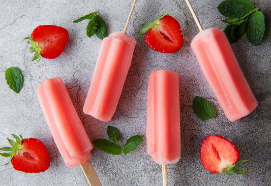 Paletas proteicas sin azúcar de frutilla con leche condensada AluSweet — receta fácil y cremosa
