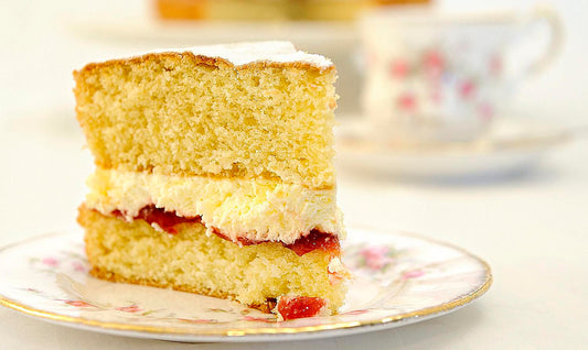 Bizcochuelo de vainilla sin azúcar y sin gluten esponjoso hecho con AluSweet Alulosa — receta fácil