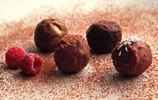 Bombones helados sin azúcar rellenos de mermelada de frutilla y yogurt con baño de chocolate — receta AluSweet