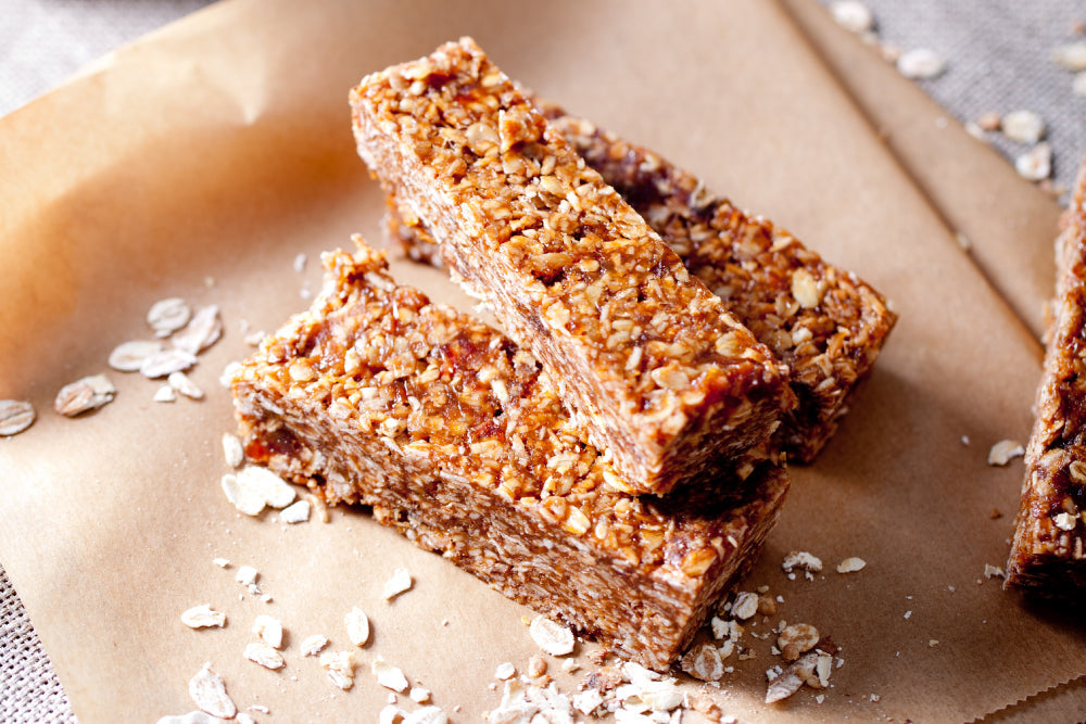Barritas energéticas de maní y avena sin azúcar bañadas en chocolate hecho con AluSweet — snack post-entrenamiento