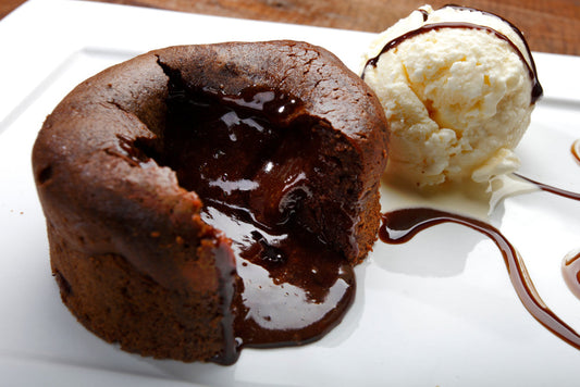 Volcán de chocolate sin azúcar con centro líquido hecho con AluSweet Alulosa — receta fácil y espectacular