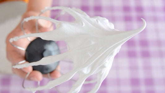 Merengue suizo sin azúcar firme y brillante hecho con AluSweet Alulosa — receta para decorar postres